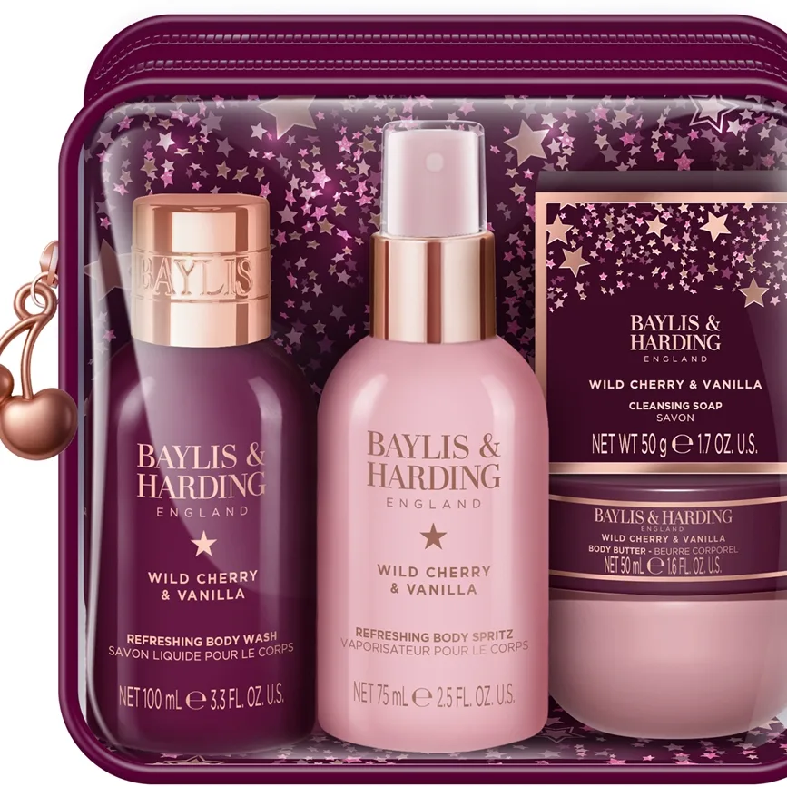 Baylis & Harding Wild Cherry & Vanilla Geschenkset unterwegs