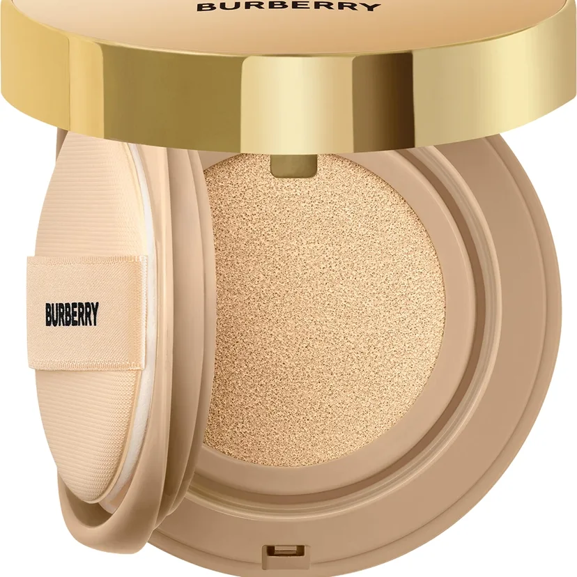 Burberry Beyond Wear Perfecting Matte Cushion pitkäkestoinen cushion-meikkivoide SPF 15 sävy Light Warm 30 14 g