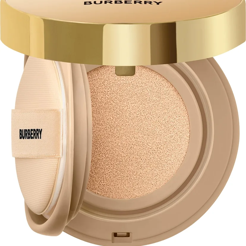 Burberry Beyond Wear Perfecting Matte Cushion pitkäkestoinen cushion-meikkivoide SPF 15 sävy Light Warm 40 14 g