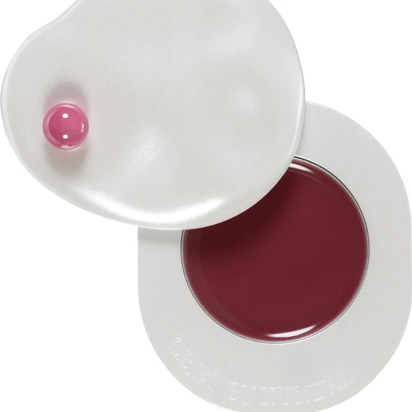 KUNDAL Objet Dew Drop Lip Glaze Balm sävyttävä huulibalsami kosteuttava vaikutus sävy Plum Mauve 2 g