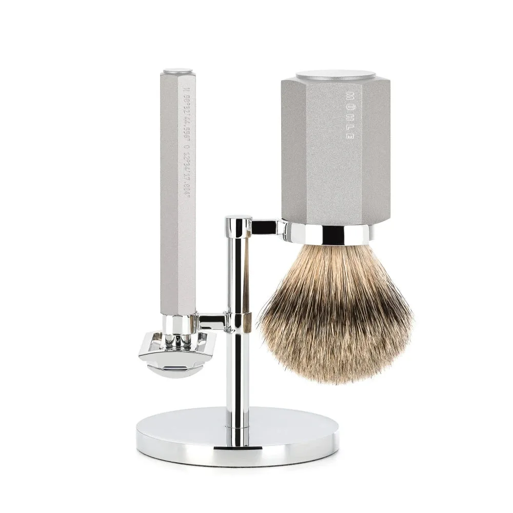 Mühle Shaving Mark Braun Barbersæt med DE-skraber, Silvertip Barberkost og holder, Hexagon, Sølv Aluminum