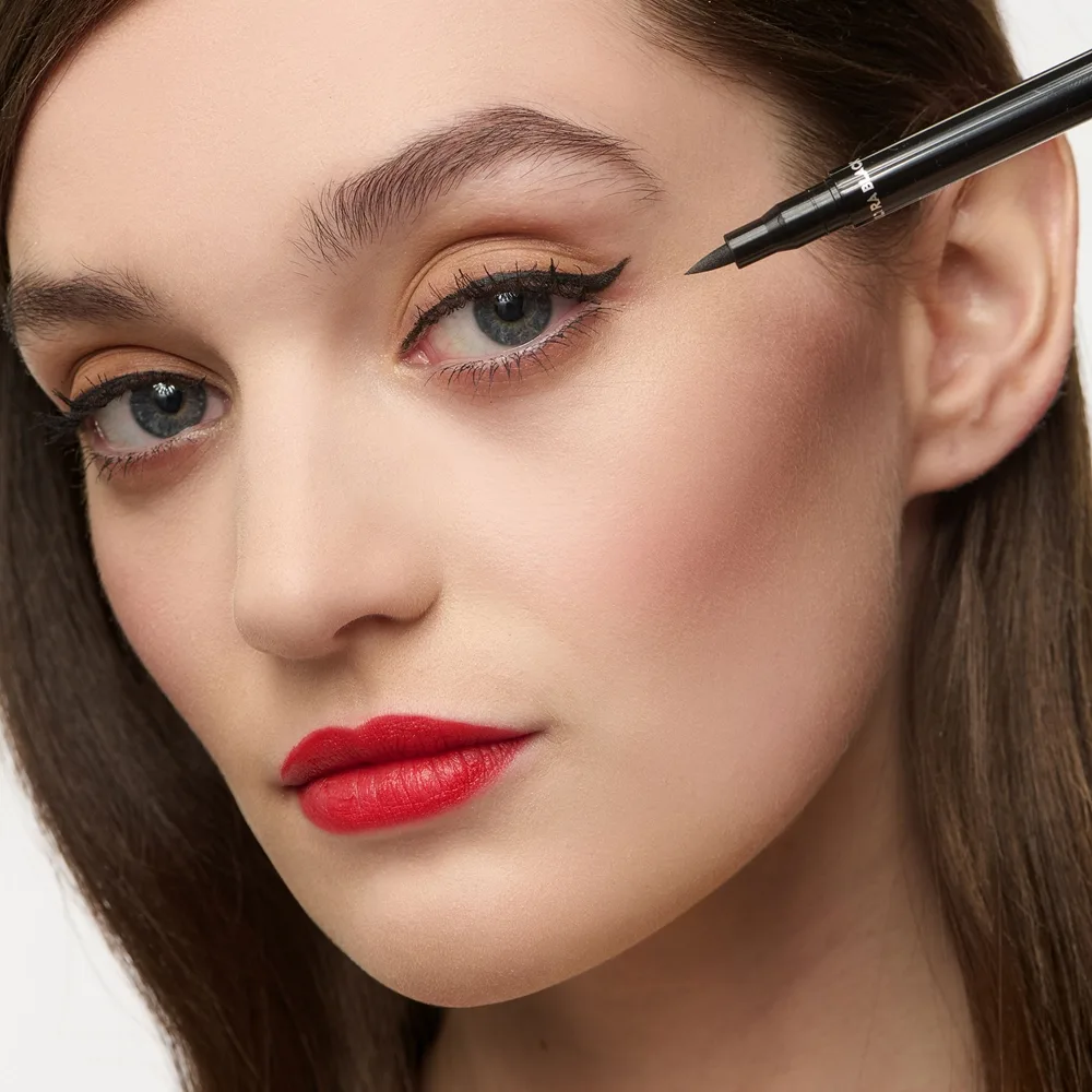 NOBEA Day-to-Day Liquid Pen Eyeliner Vattentät eyeliner-penna Skugga Ultra Black 1,1 ml