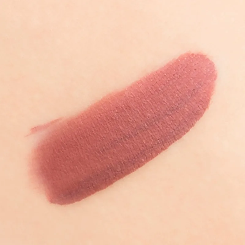 theBalm Meet Matt(e) Hughes Long Lasting Liquid Lipstick pitkäkestoinen nestemäinen huulipuna sävy Charming 7.4 ml